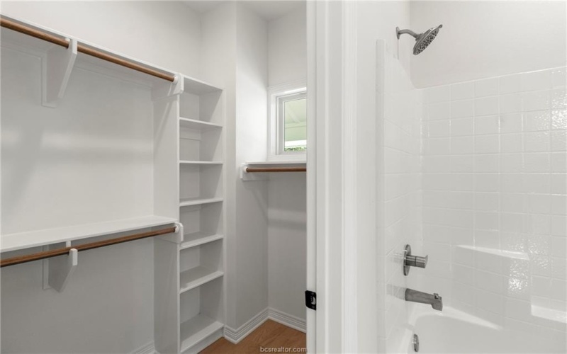 1104 Berkeley Street, College Station, TX 77840, 4 Habitaciones Habitaciones , ,5 BañosBaños,Residential,En Venta,1104 Berkeley Street,0,26000228