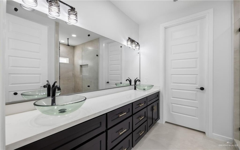 1300 S Waxahachie Street, Alton, TX 78573, 3 Habitaciones Habitaciones , ,2 BañosBaños,Residential,En Venta,1300 S Waxahachie Street,0,491656