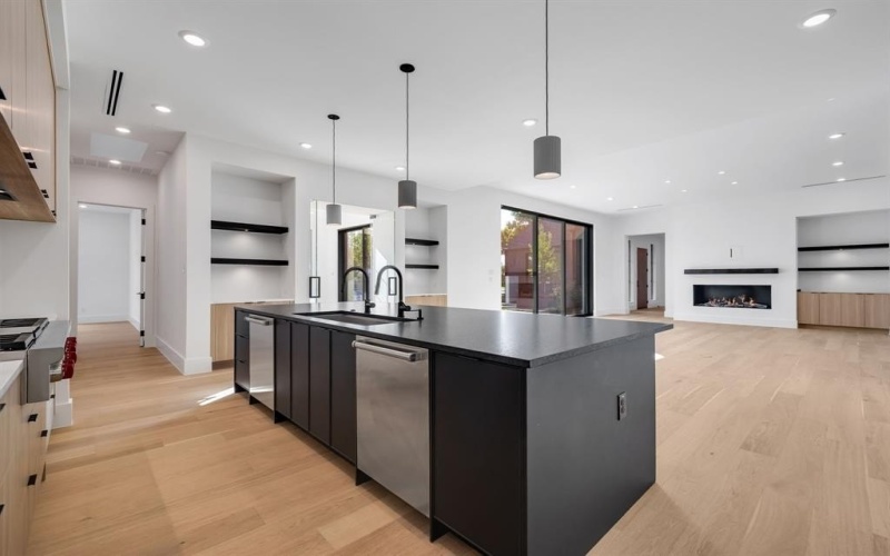 3373 Dorado Beach Drive, Farmers Branch, TX 75234, 4 Habitaciones Habitaciones , ,5 BañosBaños,Residential,En Venta,3373 Dorado Beach Drive,0,21147509