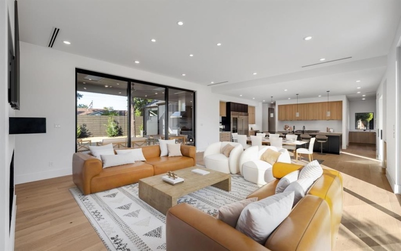 3373 Dorado Beach Drive, Farmers Branch, TX 75234, 4 Habitaciones Habitaciones , ,5 BañosBaños,Residential,En Venta,3373 Dorado Beach Drive,0,21147509