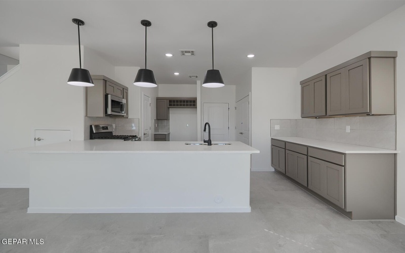 15117 AMBITION Avenue, El Paso, TX 79938, 5 Habitaciones Habitaciones , ,2 BañosBaños,Residential,En Venta,15117 AMBITION Avenue,0,936206