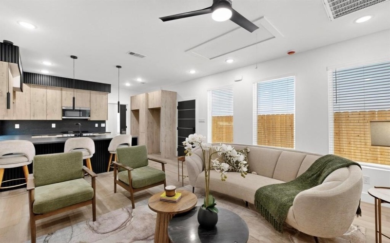 2415 Hooper Street, Dallas, TX 75215, 2 Bedrooms Bedrooms, ,2 BathroomsBathrooms,Residential,For Sale,2415 Hooper Street,0,21134354