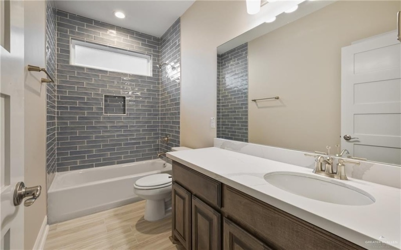 13724 Belle Court, McAllen, TX 78504, 5 Habitaciones Habitaciones , ,3 BañosBaños,Residential,En Venta,13724 Belle Court,0,491717