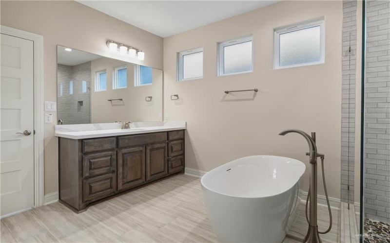 13724 Belle Court, McAllen, TX 78504, 5 Habitaciones Habitaciones , ,3 BañosBaños,Residential,En Venta,13724 Belle Court,0,491717