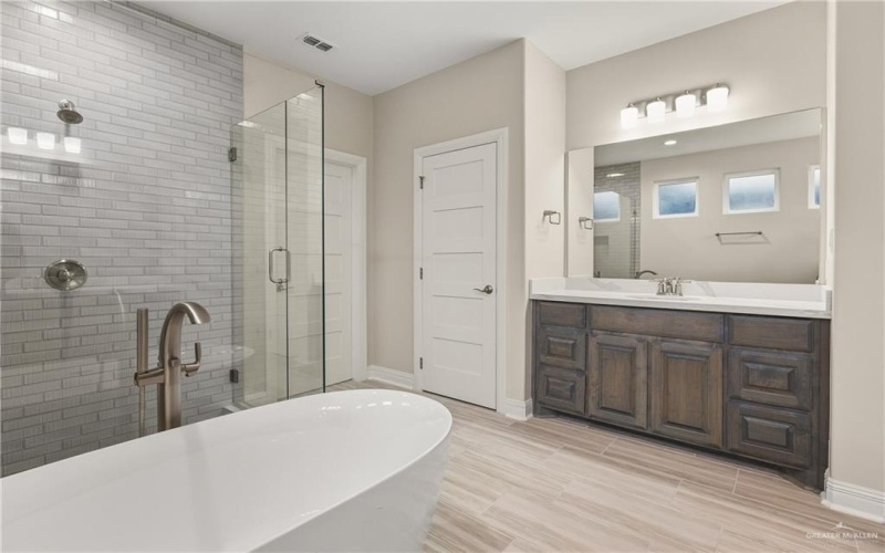 13724 Belle Court, McAllen, TX 78504, 5 Habitaciones Habitaciones , ,3 BañosBaños,Residential,En Venta,13724 Belle Court,0,491717