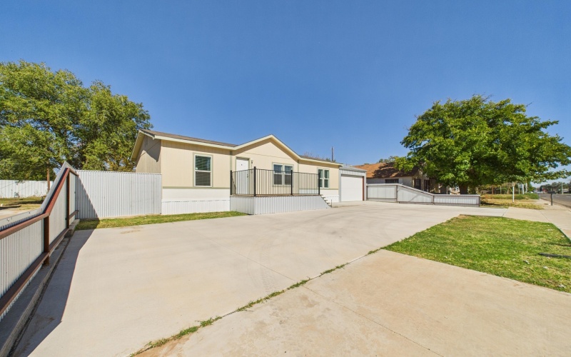 1109 W Waylon Jennings Boulevard, Littlefield, TX 79339, 3 Bedrooms Bedrooms, ,2 BathroomsBathrooms,Residential,For Sale,1109 W Waylon Jennings Boulevard,0,202600644