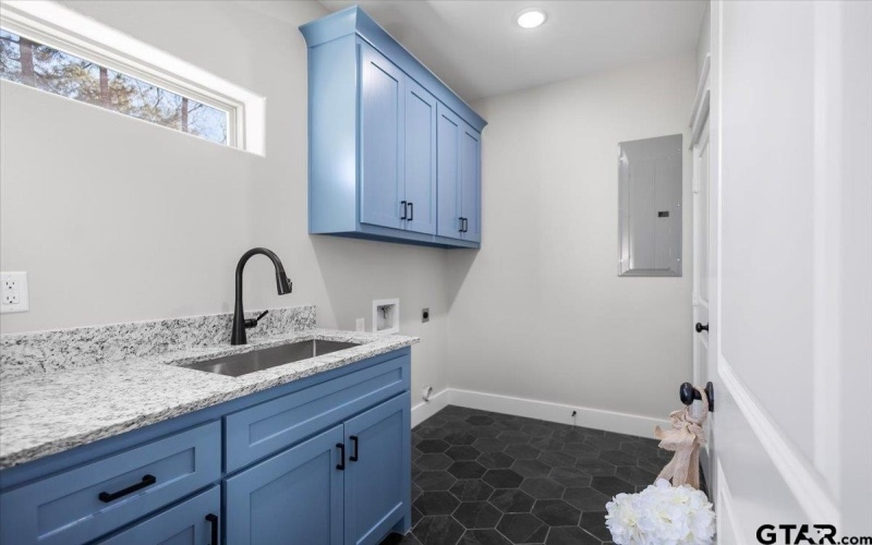 1413 N Summit Ave, Tyler, TX 75702, 3 Bedrooms Bedrooms, ,2 BathroomsBathrooms,Residential,For Sale,1413 N Summit Ave,0,26000699