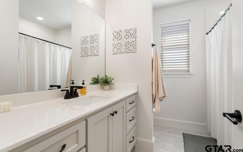 5300 Hollytree Dr, Tyler, TX 75703, 4 Habitaciones Habitaciones , ,2 BañosBaños,Residential,En Venta,5300 Hollytree Dr,0,26000747