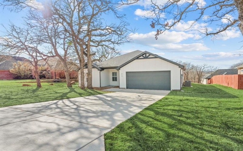 217 Shady Oaks Drive, Runaway Bay, TX 76426, 3 Bedrooms Bedrooms, ,2 BathroomsBathrooms,Residential,For Sale,217 Shady Oaks Drive,0,21155586