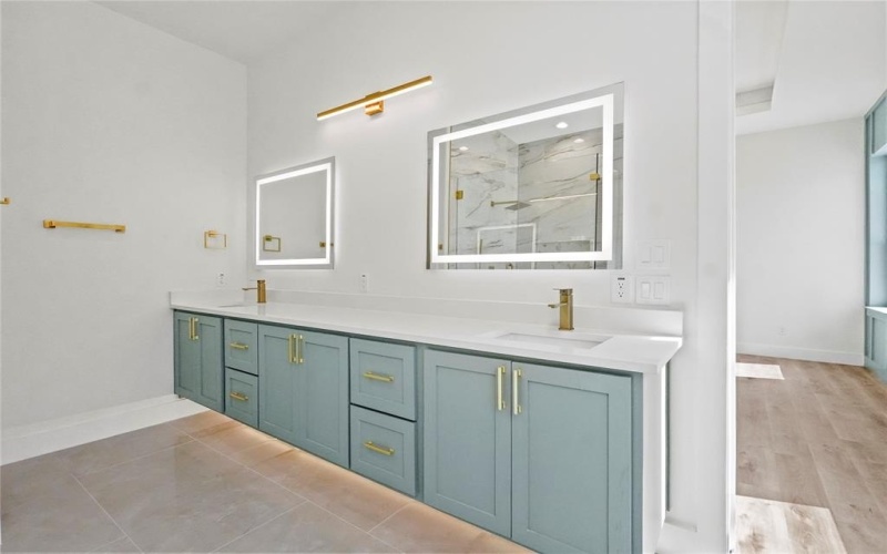 3906 Harlingen Street, Dallas, TX 75212, 4 Bedrooms Bedrooms, ,5 BathroomsBathrooms,Residential,For Sale,3906 Harlingen Street,0,21155249