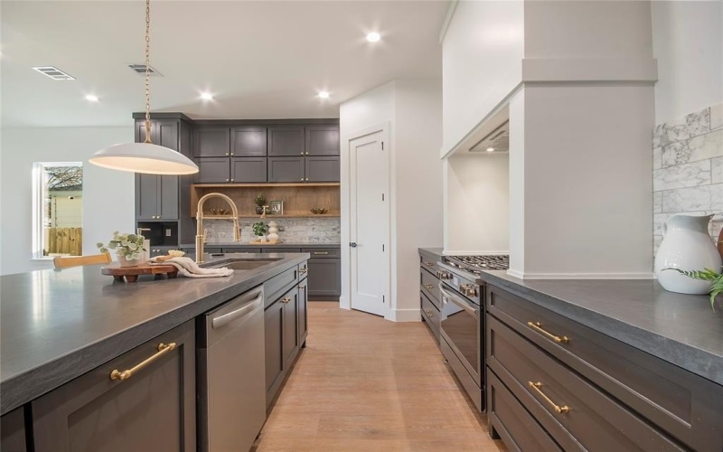 3910 Vineyard Drive, Dallas, TX 75212, 4 Bedrooms Bedrooms, ,3 BathroomsBathrooms,Residential,For Sale,3910 Vineyard Drive,0,21157002