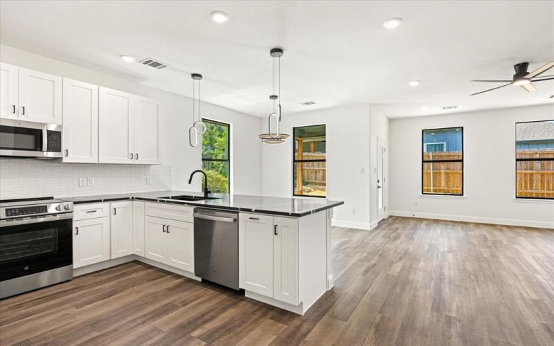 5915 Black Pine Circle, Granbury, TX 76048, 3 Habitaciones Habitaciones , ,2 BañosBaños,Residential,En Venta,5915 Black Pine Circle,0,21153691