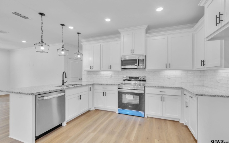 1410 W Connally St, Tyler, TX 75701, 3 Bedrooms Bedrooms, ,2 BathroomsBathrooms,Residential,For Sale,1410 W Connally St,0,26001251