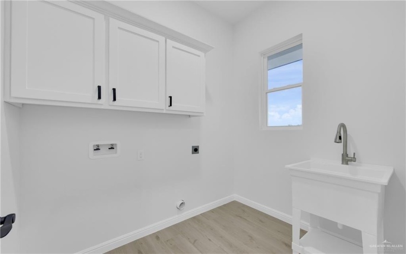 4020 Carol Lane, Edinburg, TX 78542, 3 Bedrooms Bedrooms, ,2 BathroomsBathrooms,Residential,For Sale,4020 Carol Lane,0,493153