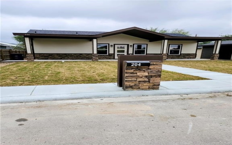 204 W 1st Street W, La Joya, TX 78560, 3 Bedrooms Bedrooms, ,2 BathroomsBathrooms,Residential,For Sale,204 W 1st Street W,0,493146