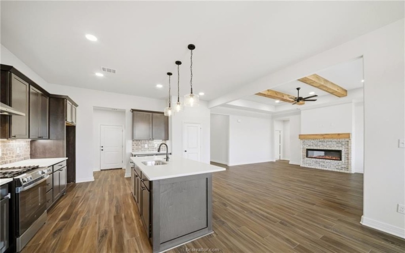 105 Court-Side Drive, Snook, TX 77878, 4 Habitaciones Habitaciones , ,2 BañosBaños,Residential,En Venta,105 Court-Side Drive,0,26001094