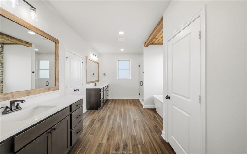 105 Court-Side Drive, Snook, TX 77878, 4 Habitaciones Habitaciones , ,2 BañosBaños,Residential,En Venta,105 Court-Side Drive,0,26001094