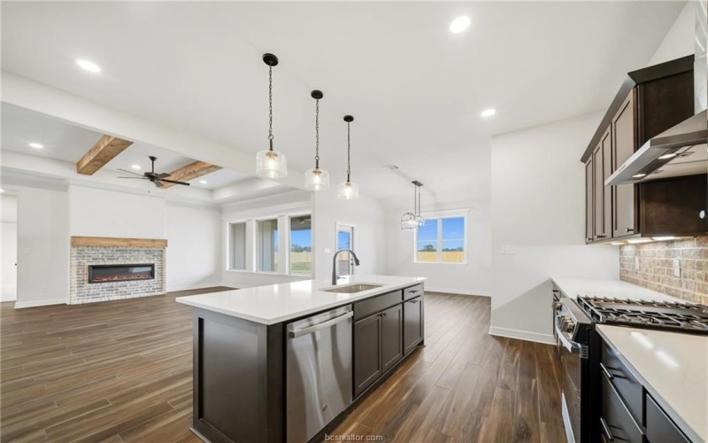 105 Court-Side Drive, Snook, TX 77878, 4 Habitaciones Habitaciones , ,2 BañosBaños,Residential,En Venta,105 Court-Side Drive,0,26001094