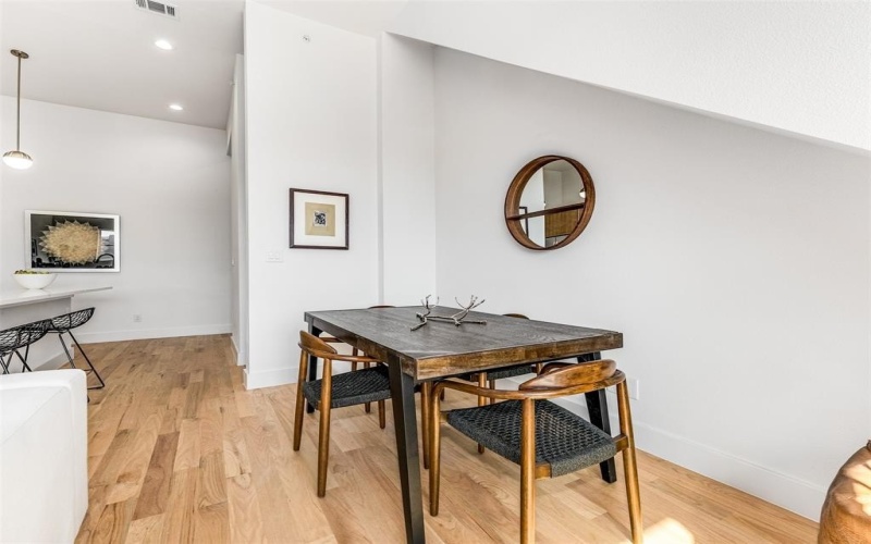 2080 Kelly Avenue #105, Dallas, TX 75215, 2 Habitaciones Habitaciones , ,2 BañosBaños,Residential,En Venta,2080 Kelly Avenue,0,21165083