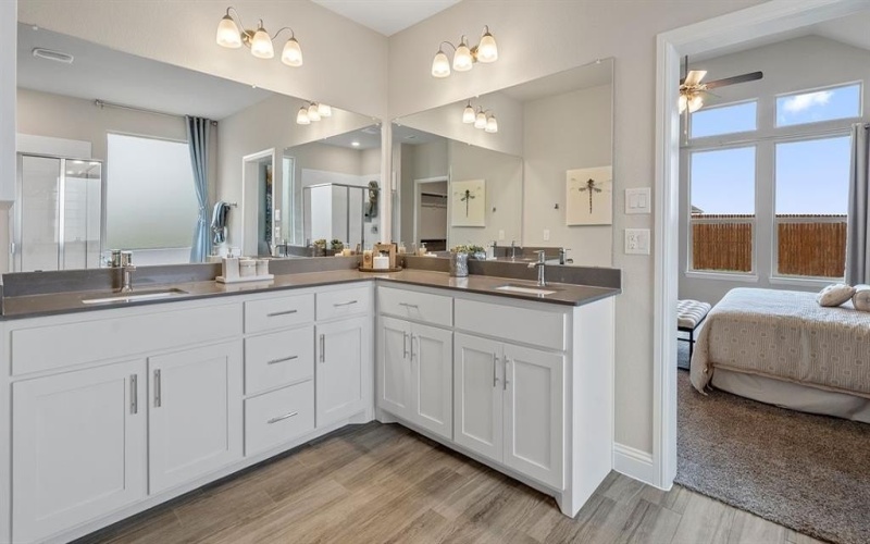 10385 SUNSET SHORE Drive, Grand Prairie, TX 76065, 5 Habitaciones Habitaciones , ,5 BañosBaños,Residential,En Venta,10385 SUNSET SHORE Drive,0,21166708