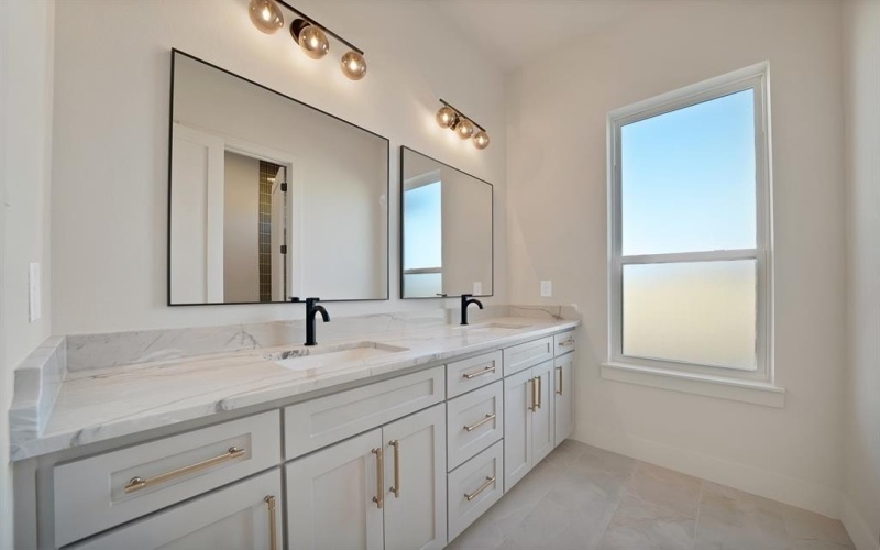 1008 Eagles Bluff Drive, Weatherford, TX 76087, 5 Bedrooms Bedrooms, ,3 BathroomsBathrooms,Residential,For Sale,1008 Eagles Bluff Drive,0,21171242