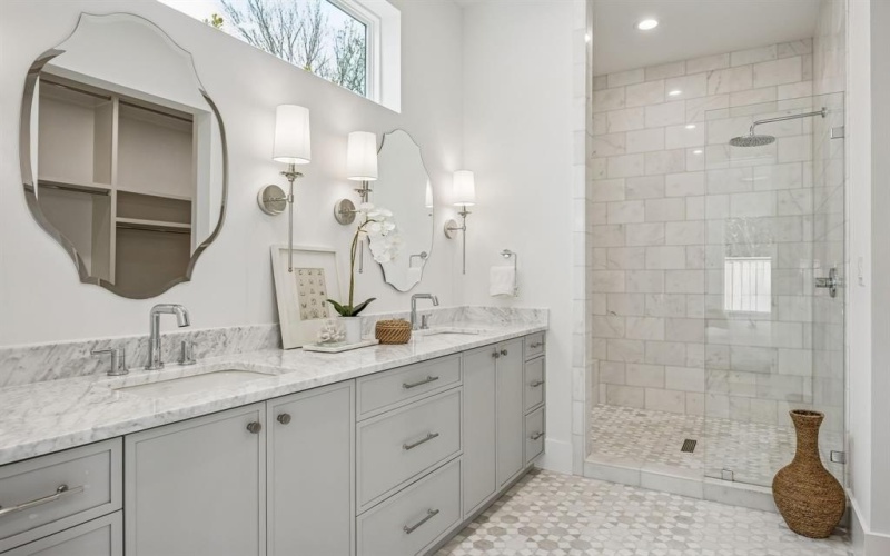 1811 Bermuda Street, Dallas, TX 75214, 5 Bedrooms Bedrooms, ,6 BathroomsBathrooms,Residential,For Sale,1811 Bermuda Street,0,21172634