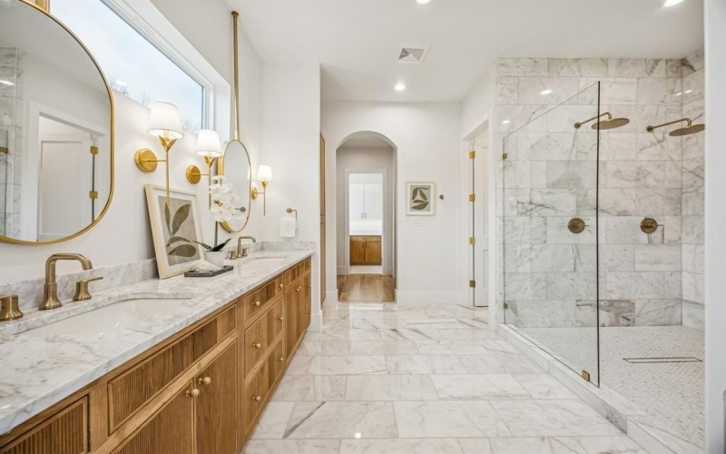 1811 Bermuda Street, Dallas, TX 75214, 5 Bedrooms Bedrooms, ,6 BathroomsBathrooms,Residential,For Sale,1811 Bermuda Street,0,21172634