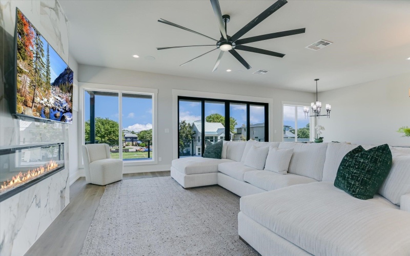 420 Lake St., Kingsland, TX 78639, 5 Bedrooms Bedrooms, ,6 BathroomsBathrooms,Residential,For Sale,420 Lake St.,0,176094