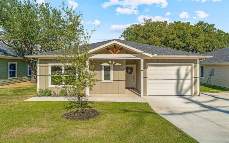 809 Branding Iron Trail, Granbury, TX 76049, 3 Bedrooms Bedrooms, ,2 BathroomsBathrooms,Residential,For Sale,809 Branding Iron Trail,0,21177595