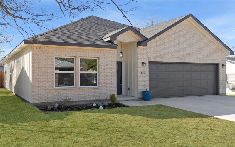 1004 E Hickory Street, Kaufman, TX 75142, 3 Bedrooms Bedrooms, ,2 BathroomsBathrooms,Residential,For Sale,1004 E Hickory Street,0,21178532