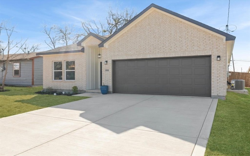 1004 E Hickory Street, Kaufman, TX 75142, 3 Bedrooms Bedrooms, ,2 BathroomsBathrooms,Residential,For Sale,1004 E Hickory Street,0,21178532