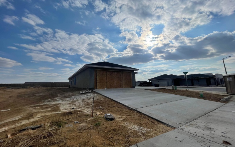 201 Lusitano Dr., Laredo, TX 78046, 3 Bedrooms Bedrooms, ,2 BathroomsBathrooms,Residential,For Sale,201 Lusitano Dr.,0,20260788