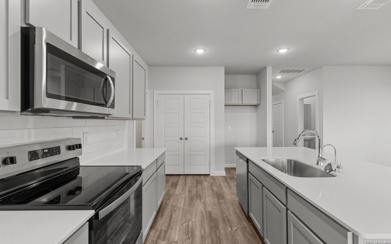 9915 Chavaneaux Lndg, San Antonio, TX 78221, 4 Bedrooms Bedrooms, ,2 BathroomsBathrooms,Residential,For Sale,9915 Chavaneaux Lndg,0,1939293