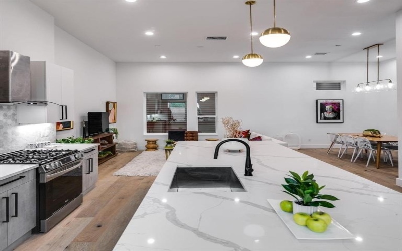 4208 Live Oak Street #106, Dallas, TX 75204, 2 Bedrooms Bedrooms, ,2 BathroomsBathrooms,Residential,For Sale,4208 Live Oak Street,0,21178986