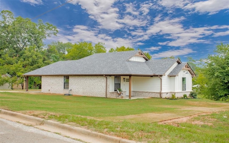 113 W Magnolia Street, Troup, TX 75789, 3 Bedrooms Bedrooms, ,2 BathroomsBathrooms,Residential,For Sale,113 W Magnolia Street,0,21180343