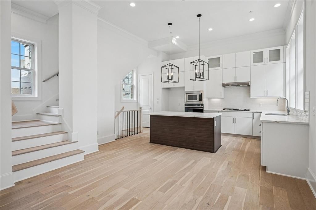 4070 Oak Circle, Addison, TX 75001, 4 Bedrooms Bedrooms, ,5 BathroomsBathrooms,Residential,For Sale,4070 Oak Circle,0,21180794