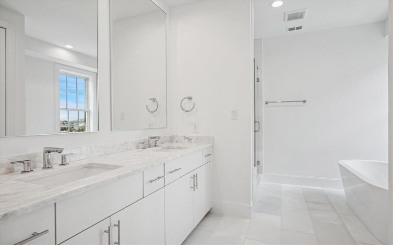 4070 Oak Circle, Addison, TX 75001, 4 Habitaciones Habitaciones , ,5 BañosBaños,Residential,En Venta,4070 Oak Circle,0,21180794