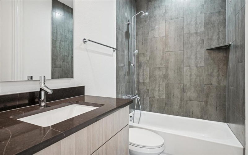 4070 Oak Circle, Addison, TX 75001, 4 Habitaciones Habitaciones , ,5 BañosBaños,Residential,En Venta,4070 Oak Circle,0,21180794