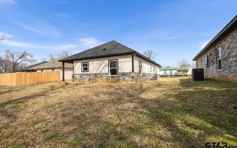 300 S Roden Ln, Gladewater, TX 75647, 3 Habitaciones Habitaciones , ,2 BañosBaños,Residential,En Venta,300 S Roden Ln,0,26002244