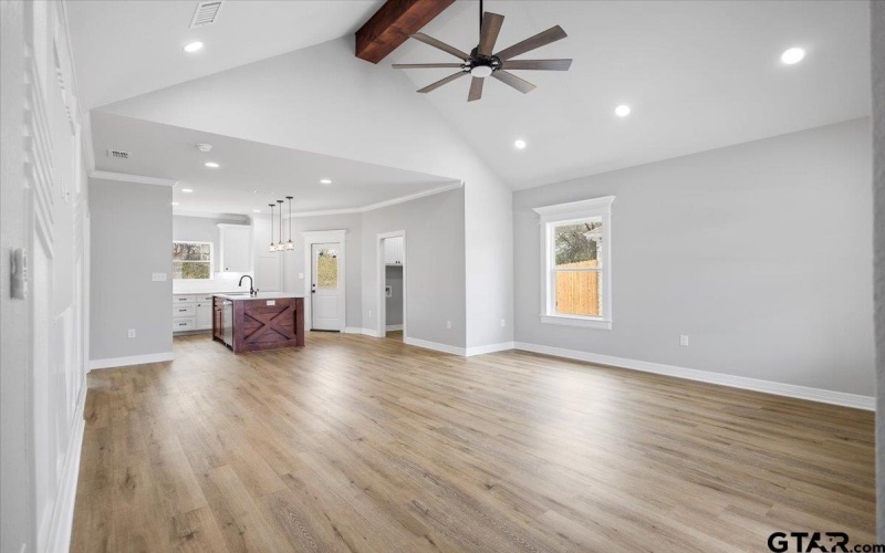 300 S Roden Ln, Gladewater, TX 75647, 3 Habitaciones Habitaciones , ,2 BañosBaños,Residential,En Venta,300 S Roden Ln,0,26002244