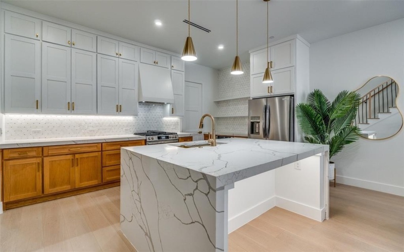 708 W Tenth Street #101, Dallas, TX 75208, 3 Bedrooms Bedrooms, ,5 BathroomsBathrooms,Residential,For Sale,708 W Tenth Street,0,21181959