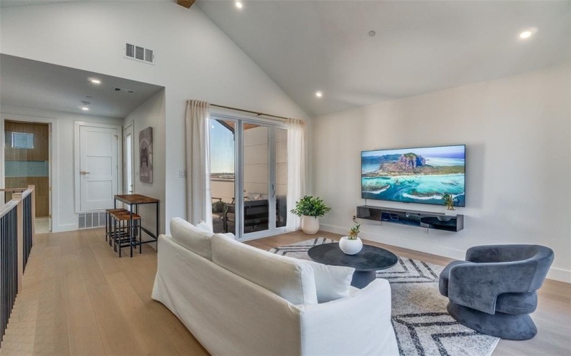 708 W Tenth Street #103, Dallas, TX 75208, 2 Bedrooms Bedrooms, ,3 BathroomsBathrooms,Residential,For Sale,708 W Tenth Street,0,21181972