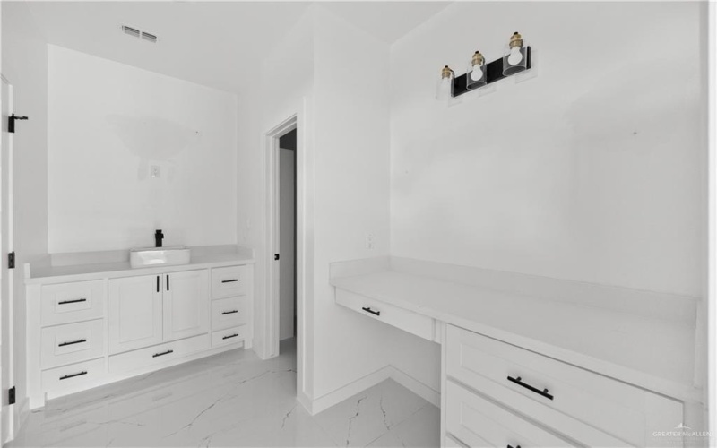 2800 N Alyna Avenue, Edinburg, TX 78541, 3 Bedrooms Bedrooms, ,2 BathroomsBathrooms,Residential,For Sale,2800 N Alyna Avenue,0,495226