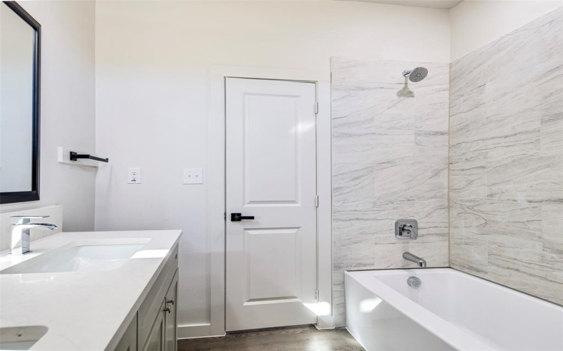 170 Half Moon Way, Runaway Bay, TX 76426, 4 Habitaciones Habitaciones , ,2 BañosBaños,Residential,En Venta,170 Half Moon Way,0,21182406