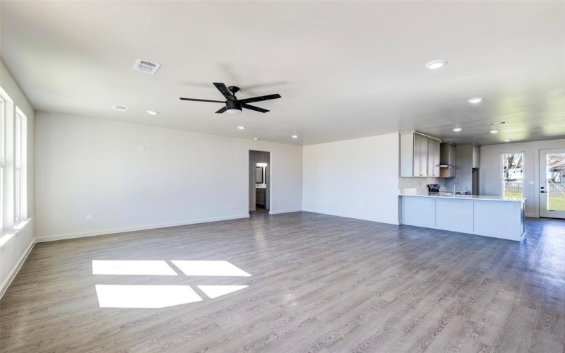 170 Half Moon Way, Runaway Bay, TX 76426, 4 Habitaciones Habitaciones , ,2 BañosBaños,Residential,En Venta,170 Half Moon Way,0,21182406