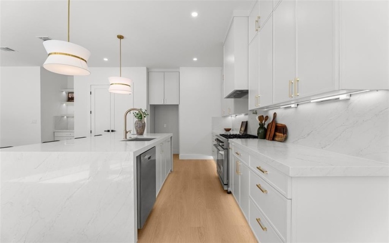 6911 Mohawk Drive, Dallas, TX 75235, 3 Bedrooms Bedrooms, ,2 BathroomsBathrooms,Residential,For Sale,6911 Mohawk Drive,0,21188517