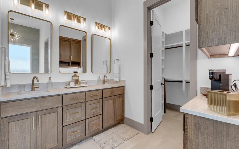 208 E Lakeshore Drive, Sunrise Beach, TX 78643, 4 Habitaciones Habitaciones , ,5 BañosBaños,Residential,En Venta,208 E Lakeshore Drive,0,176638