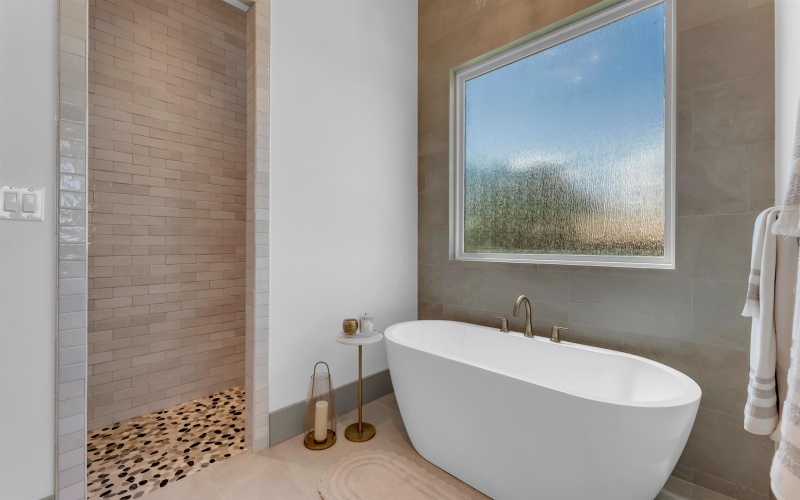 208 E Lakeshore Drive, Sunrise Beach, TX 78643, 4 Habitaciones Habitaciones , ,5 BañosBaños,Residential,En Venta,208 E Lakeshore Drive,0,176638