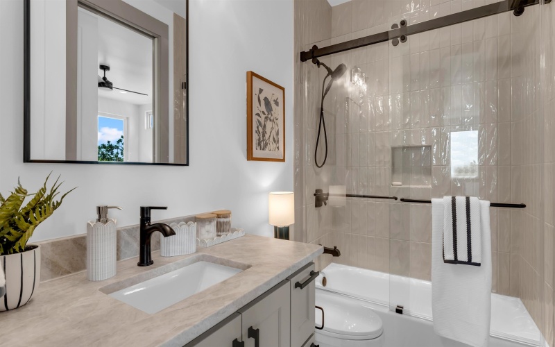 208 E Lakeshore Drive, Sunrise Beach, TX 78643, 4 Habitaciones Habitaciones , ,5 BañosBaños,Residential,En Venta,208 E Lakeshore Drive,0,176638