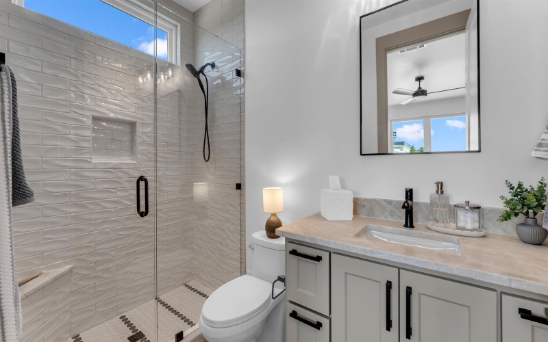 208 E Lakeshore Drive, Sunrise Beach, TX 78643, 4 Habitaciones Habitaciones , ,5 BañosBaños,Residential,En Venta,208 E Lakeshore Drive,0,176638